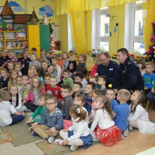 Policjanci przeprowadzili prelekcje w szkołach i przedszkolach na terenie całego powiatu z racji ferii zimowych