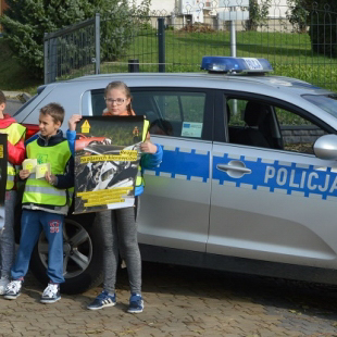 Policjanci i dzieci ze szkoły w Podhorcach promowali kampanię "Postaw na rodzinę"