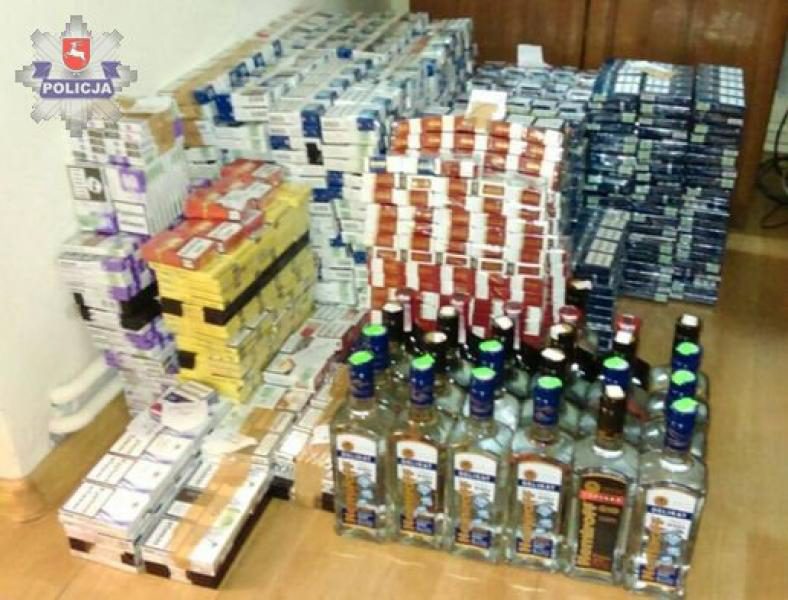 Policjanci znaleźli na jednej z posesji 600 paczek papierosów i 10 butelek alkoholu bez polskich znaków akcyzy