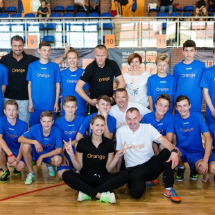 Gwiazdy sportu i młodzi zawodnicy z LKS Szumy na wspólnym treningu i rozgrywkach