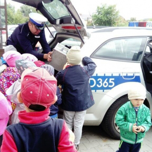 Policjanci przeprowadzili około 50 spotkań z dziećmi w szkołach i przedszkolach