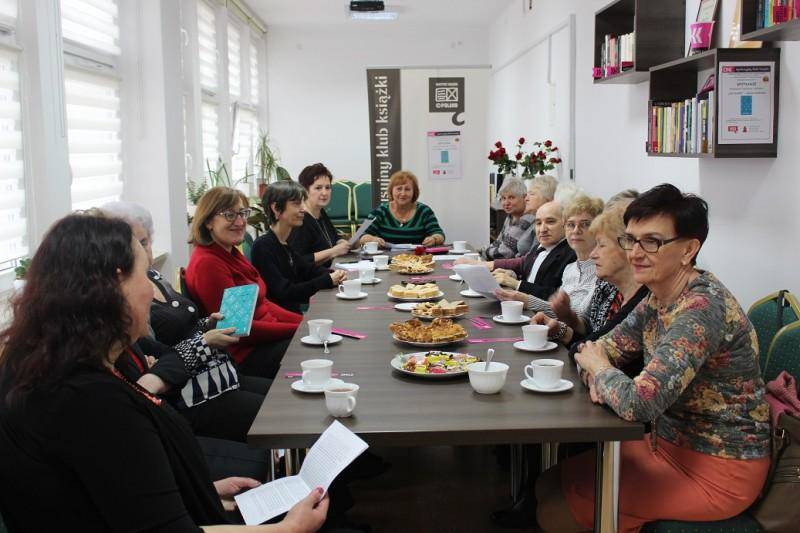 Tomaszowscy klubowicze dyskutowali o książce Jeleny Czyżowej "Czas Kobiet"