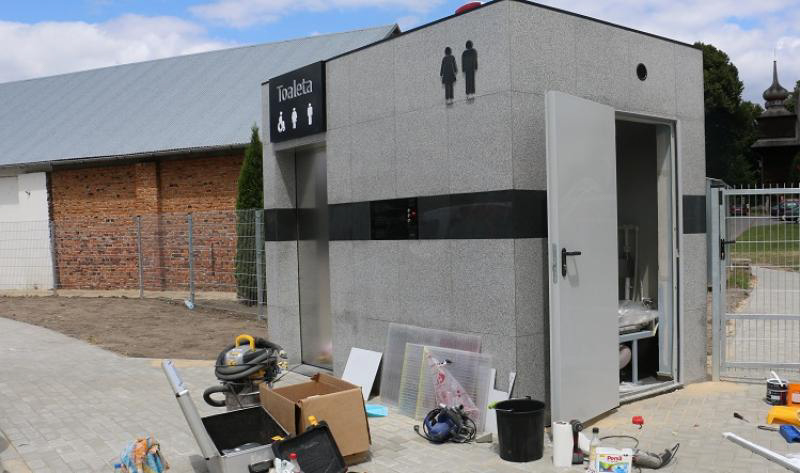 Trwają prace montażowe nowoczesnych toalet CityNew w Tomaszowie Lubelskim