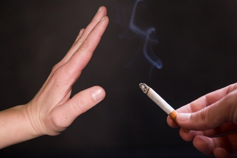 Komisja Europejska nie da popalić smakowych, mentolowych i klikanych papierosów