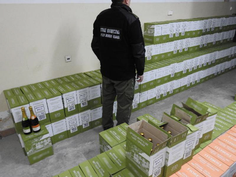 Ponad 1000 litrów wina wiózł w swoim samochodzie 22-letni obywatel Ukrainy